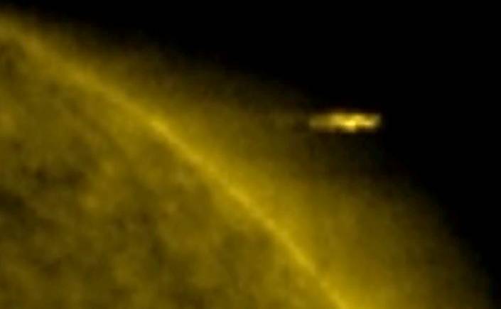 На снимках Солнца обнаружен выходящий из него огромный НЛО