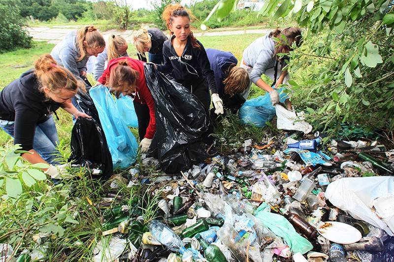 Волонтеры собрали на уральской реке 50 мешков мусора, оставшегося от туристов