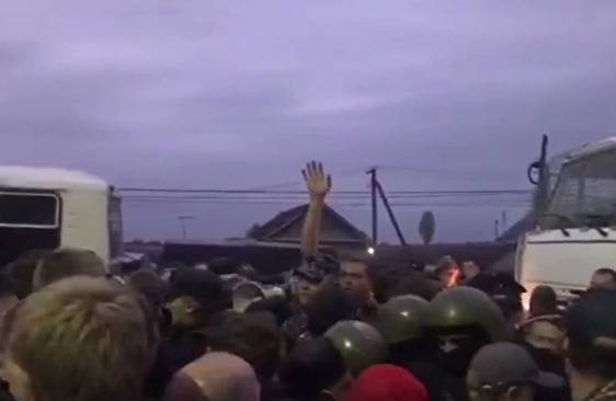 В России ОМОН “зачистил” федеральную трассу от протестующих (видео)