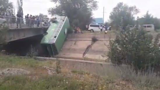 Автобус с пассажирами упал с моста в Талгарском районе