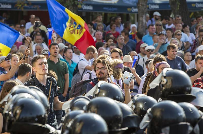 Правительство Молдавии приступило к работе после бегства олигархов