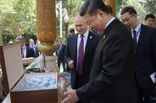 Путин на день рождение подарил лидеру Китая мороженое