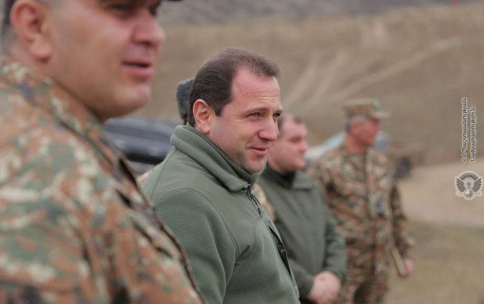 Давид Тоноян посетил одну из боевых позиций Вооруженных сил Армении