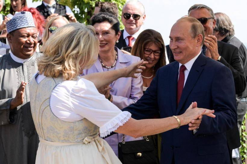 Экс-глава МИД Австрии Кнайсль призналась, что пригласила Путина на свадьбу случайно