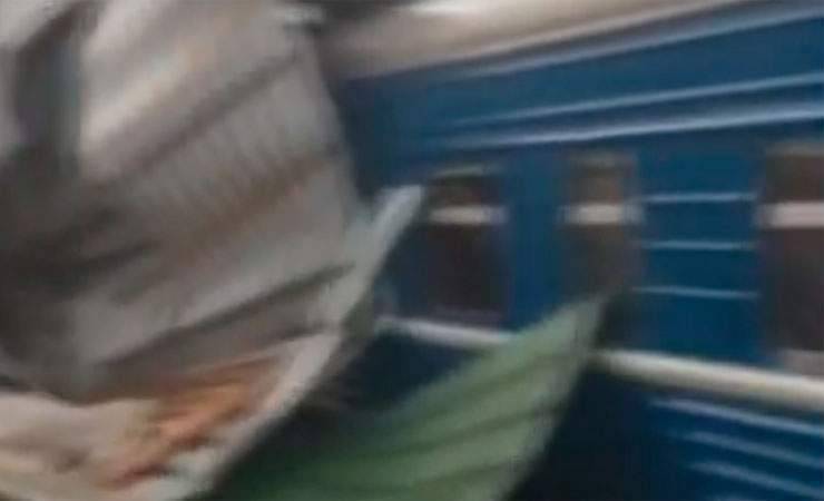 Видеофакт: в Вязьме ураган сорвал крышу с вокзала и повредил белорусский поезд «Москва-Брест»