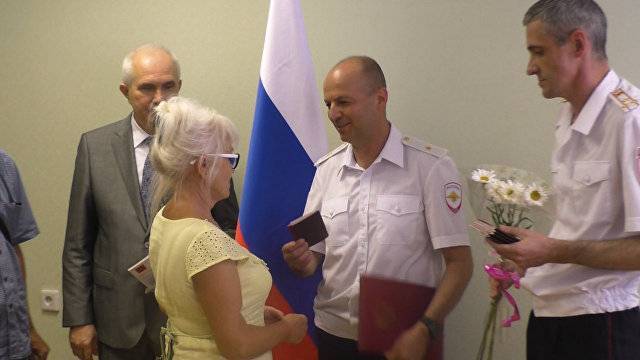 В Россию за гражданством: как жителям Донбасса вручали российские паспорта