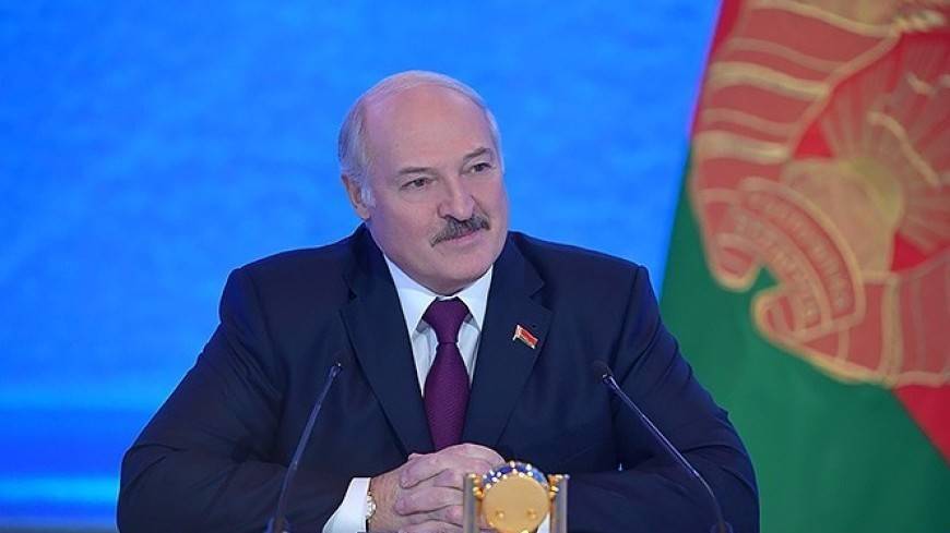 Лукашенко подарил Си Цзиньпину бронзового аиста и продукты с малой родины