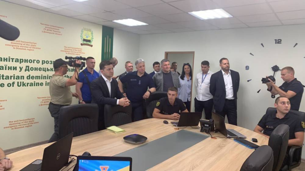 Зеленский с Аваковым открыли в Мариуполе центр разминирования