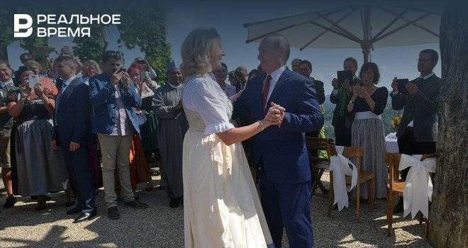 Экс-глава МИД Австрии рассказала, что спонтанно отдала Путину приглашение на свою свадьбу