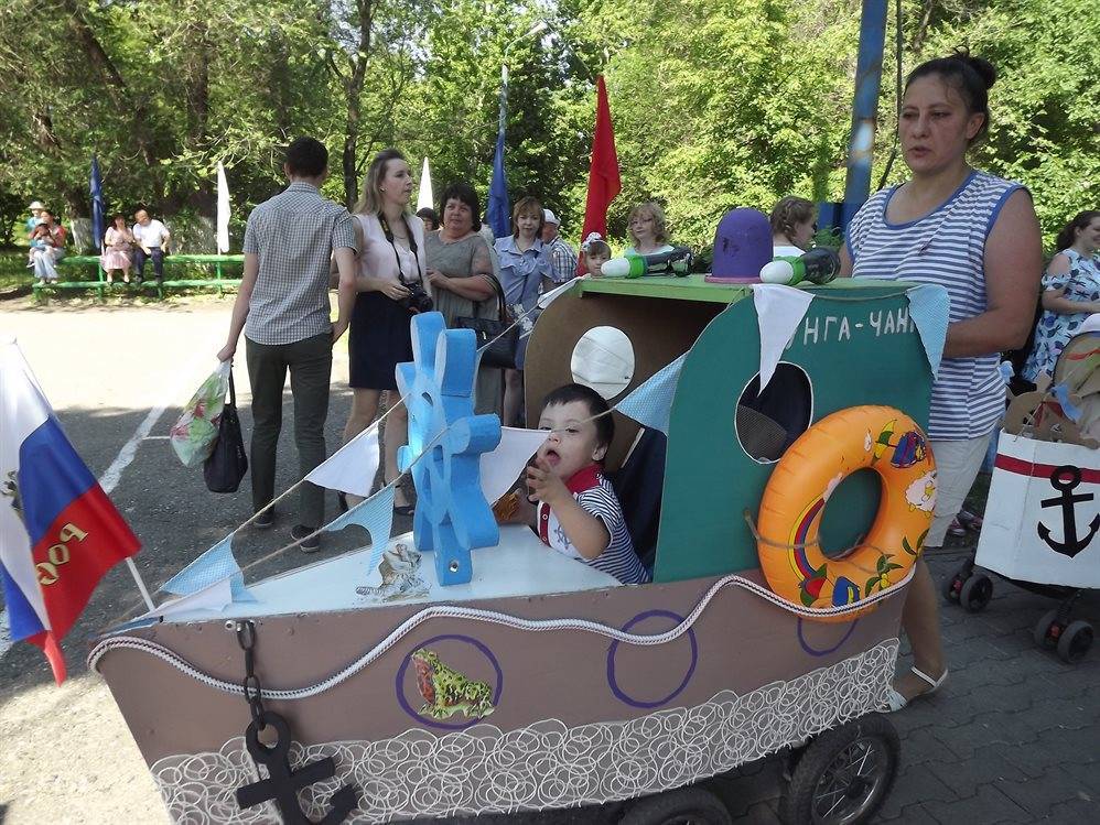 Венок дружбы, парад колясок и награды врачам. Как отметили День России в Ульяновском районе