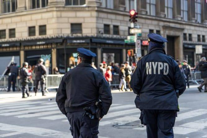 В Нью-Йорке 29-летний полицейский застрелился за участком. Это третье самоубийство сотрудника NYPD за 10 дней