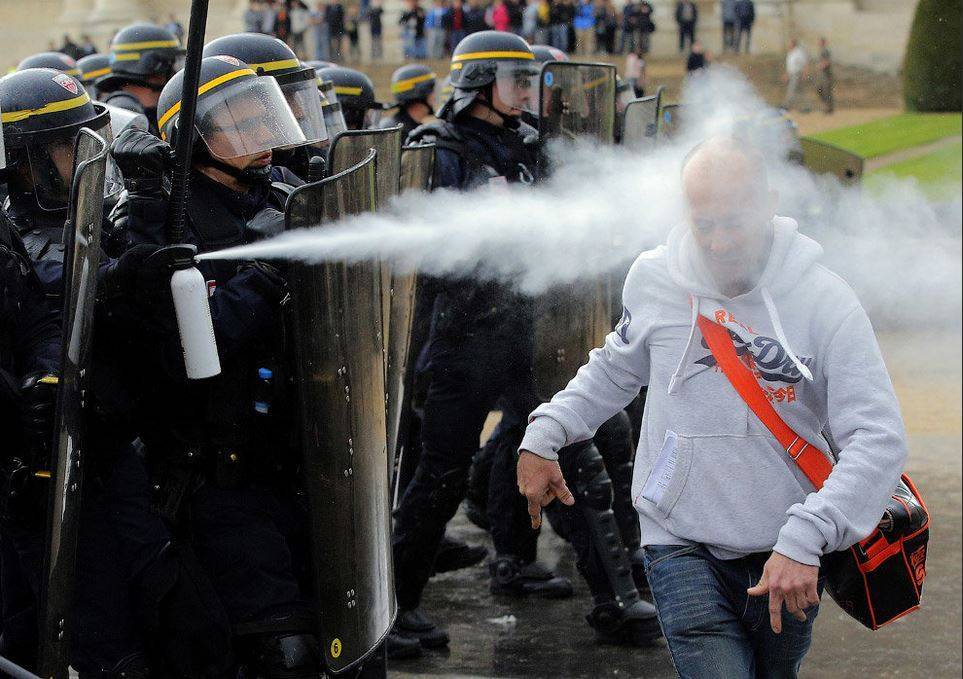 Во Франции против «желтых жилетов» применили слезоточивый газ