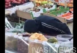На Украине мужчина решил перекусить прямо с прилавка супермаркета