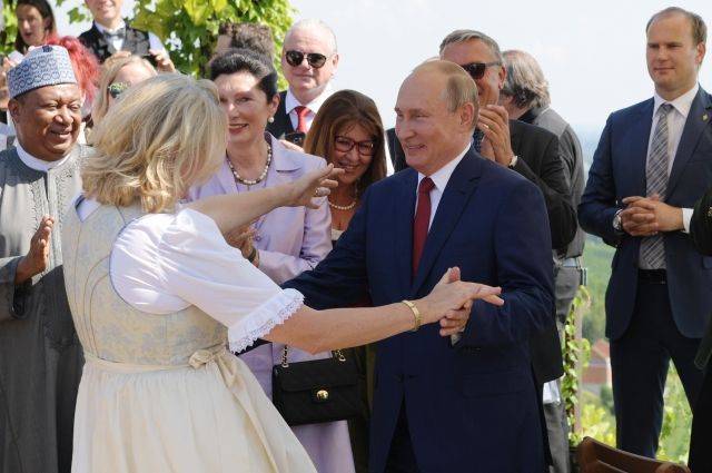 Экс-глава МИД Австрии раскрыла детали приглашения Путина на свою свадьбу