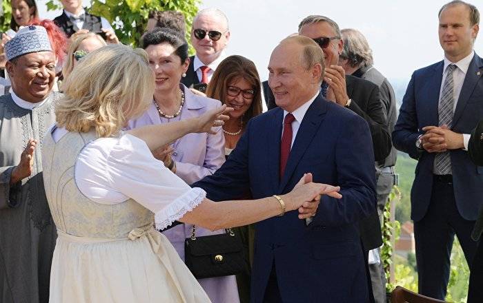 "Я и думать не могла": экс-глава МИД Австрии рассказала, как пригласила Путина на свадьбу