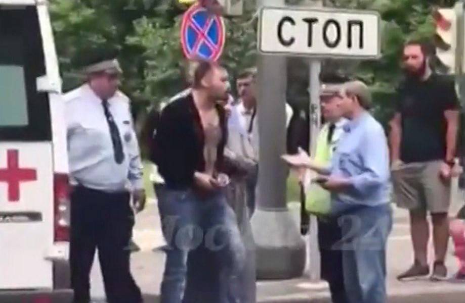 Водителя перевернувшегося в центре Москвы внедорожника забрали в полицию