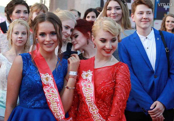 Эксперты рассказали, во сколько обойдется российскому школьнику выпускной