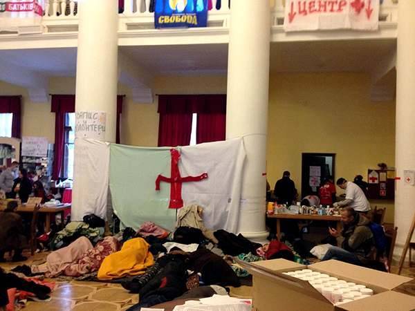 Полевой госпиталь Майдана в КГГА: есть место подвигу и бардаку