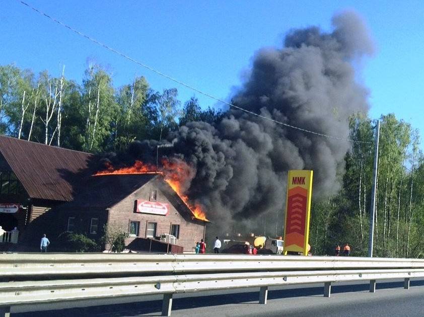 Шашлычная на трассе М-1 в районе Ярцева едва не сгорела целиком