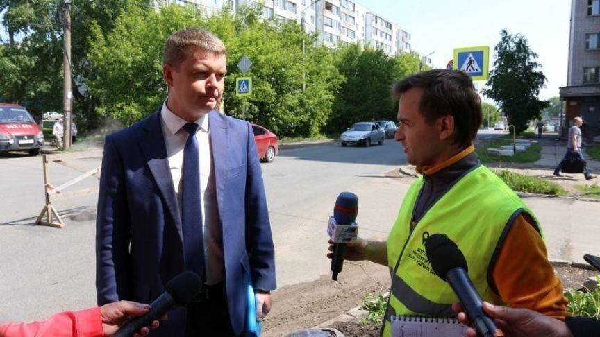 «Неуд» за дороги. Кировских чиновников обвинили в запущенности городских улиц