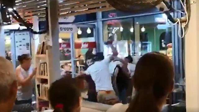 Драка в кафетерии: люди махались кастрюлями и стульями - видео