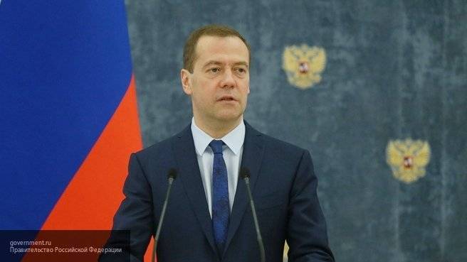 Медведев поблагодарил медицинских работников за их нелегкий труд