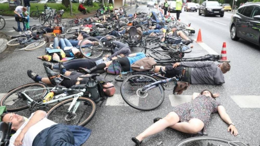 Велосипедисты устроили акцию протеста, так как на дорогах больше не чувствуют себя в безопасности