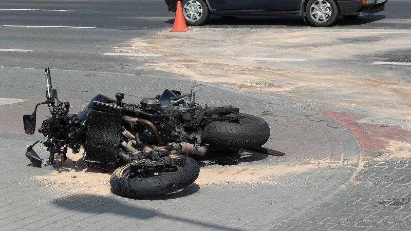 Очевидец спас от смерти пенсионера-мотоциклиста, упавшего на рельсы