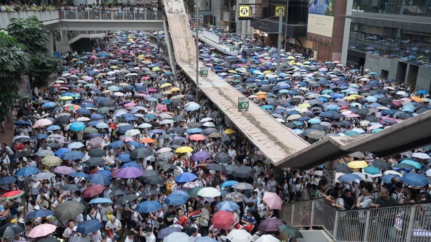 В Гонконге тысячи протестующих вновь вышли на улицы