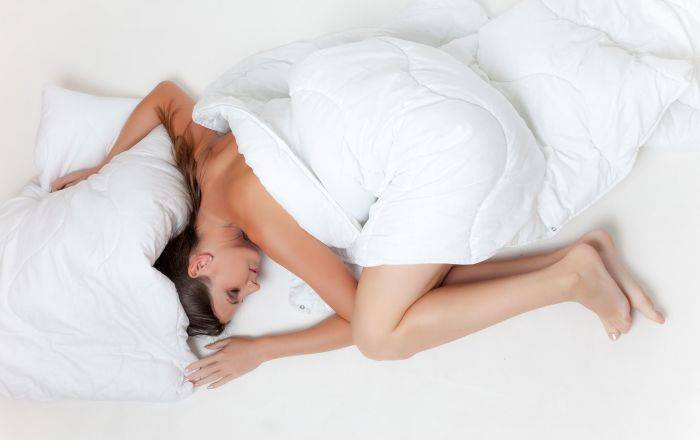 Как Хрюша со Степашей: британские ученые назвали лучшее время сна для красоты