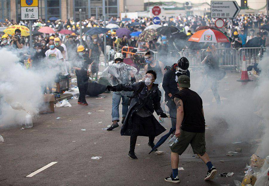 МИД РФ призвал избегать мест массового скопления людей в Гонконге