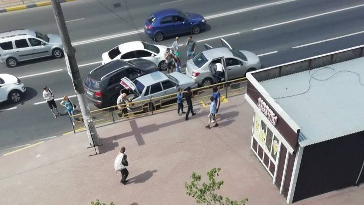 В Брянске сразу четверо перегревшихся водителей попали в аварию