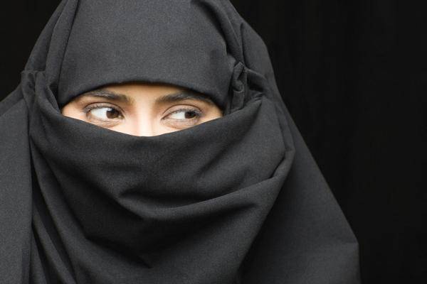 Женщины «Исламского государства». Как девушки сбегают к террористам и попадают в рабство