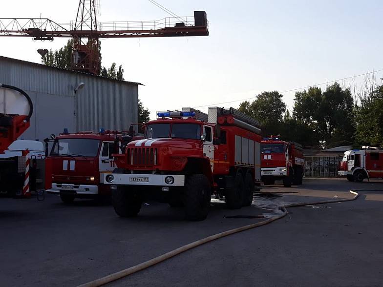В Ростове горит промышленное помещение на площади 700 кв.м.