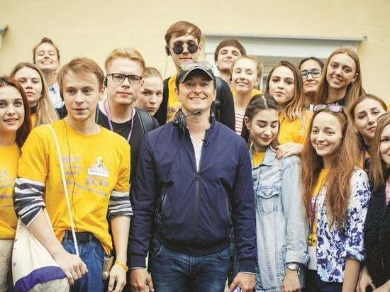 Сергей Безруков показал региональным студентам Москву Станиславского