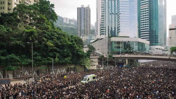 Протесты в Гонконге: тысячи активистов вышли на улицы с новыми требованиями