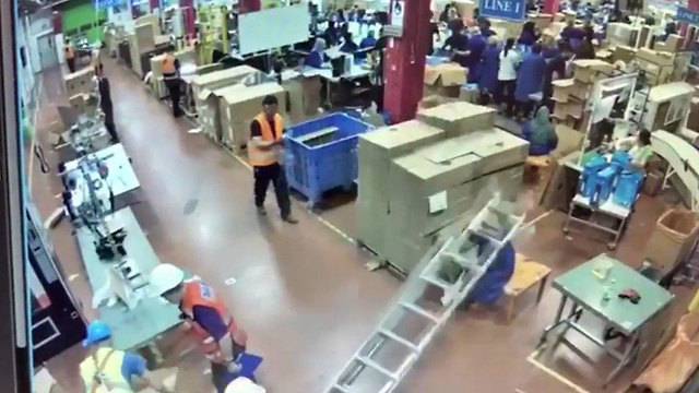 Видео: на заводе  лестница рухнула на голову женщине