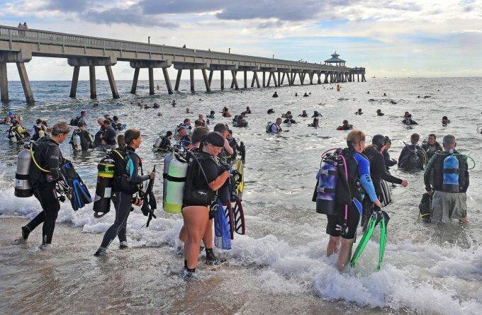 На пляже во Флориде 633 дайвера установили мировой рекорд по очистке дна океана