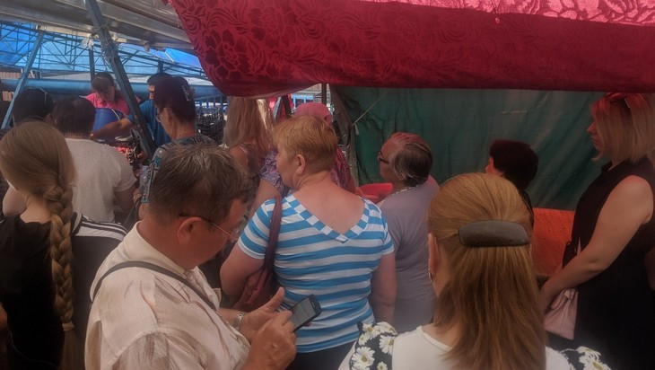 Жители Брянска стали в огромную очередь за клубникой на рынке