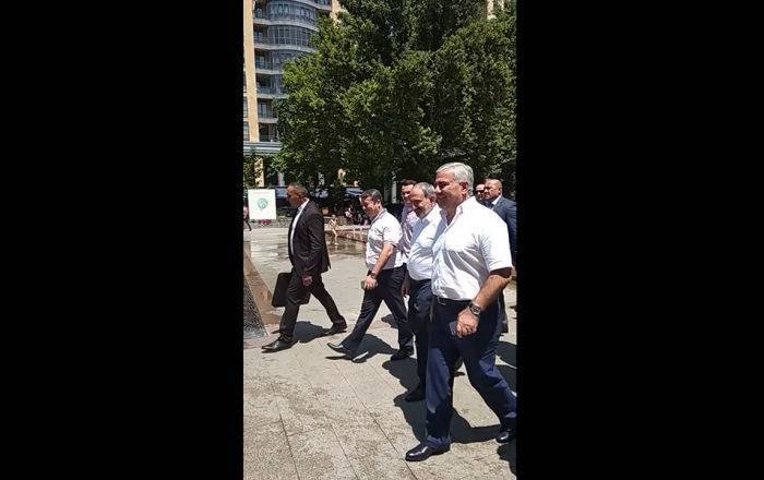 "Рандеву": Никол Пашинян и Самвел Карапетян прогулялись по новому парку в центре Еревана