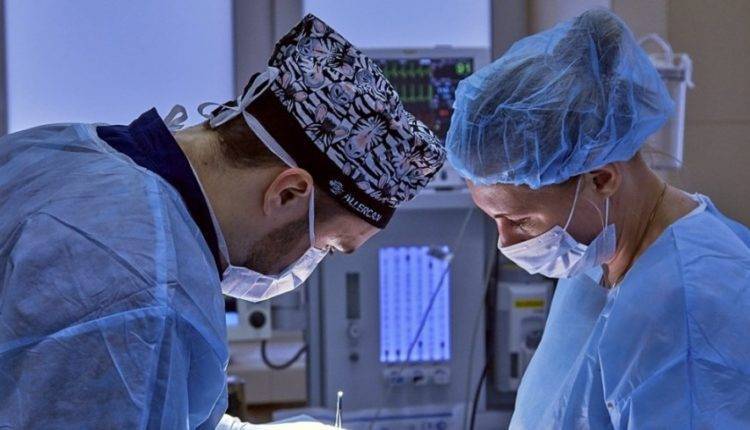 Микрохирурги Бишкека пришили пациенту отрезанную руку