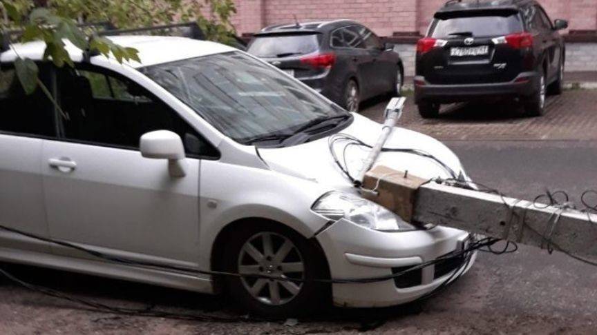В Кирове на легковую машину рухнул фонарный столб