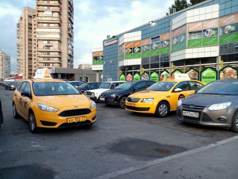 В «Яндекс.Такси» теперь можно искать машину сразу по всем тарифам