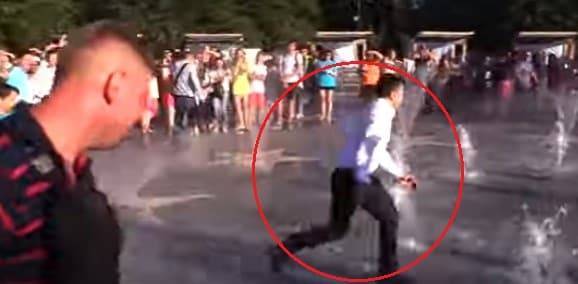 Зеленский сбежал через фонтан от обступившей его толпы (видео)