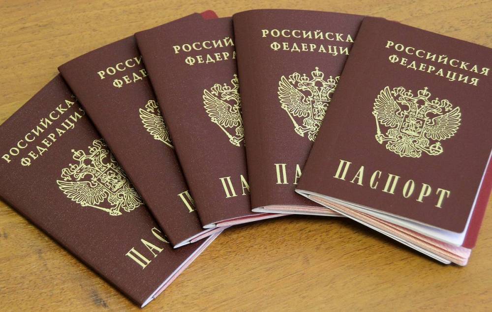 Группа бывших крымчан подала заявления на получение паспортов РФ по упрощенной схеме