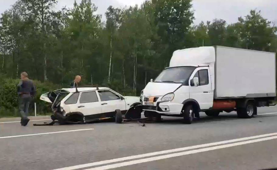 ВАЗ с утра пораньше влетел под фургон в Смоленской области