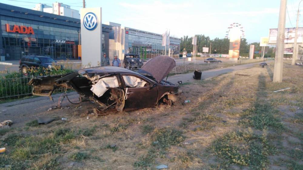 В Астрахани попало на видео ДТП, в котором машину разорвало на части
