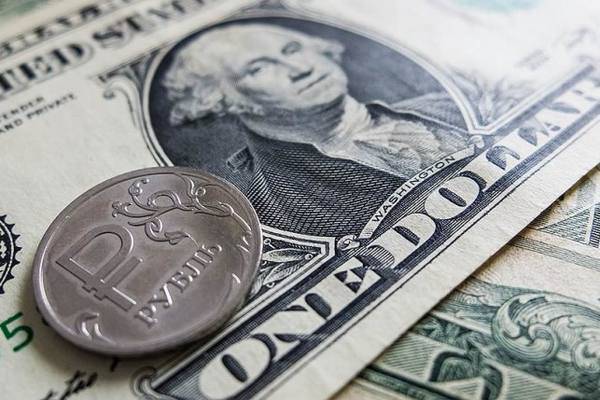Эксперт дал прогноз по рублевым курсам евро и доллара на начало августа