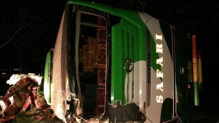 В массовой аварии с участием автобуса и грузовика в Индонезии погибло 12 человек
