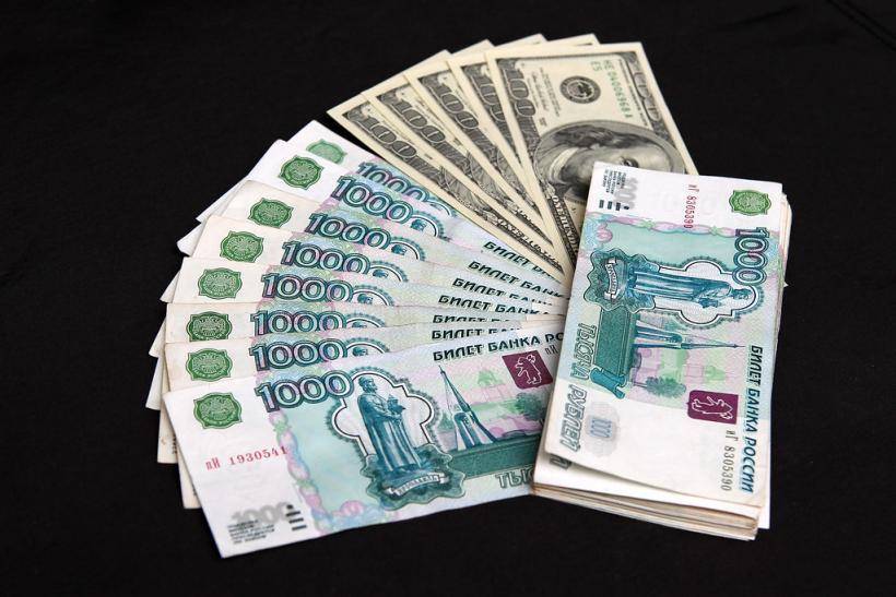 Эксперт не исключил победу рубля над долларом к концу 2019 года